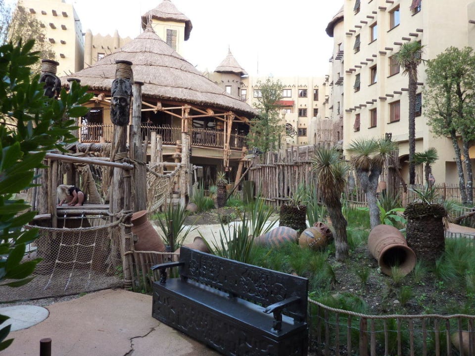 Innenhof mit Blick aufs Bantu Hotel Matamba - Phantasialand Erlebnishotel