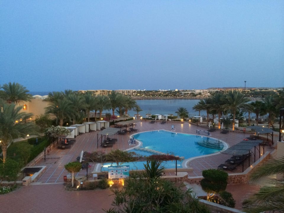 Poolanlage mit Blick zur Bucht Steigenberger Coraya Beach - Adults only