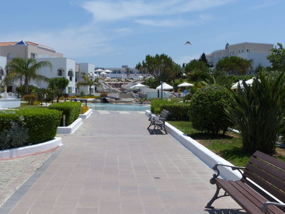 Spaziergang durch die Anlage Atlantica Marmari Palace