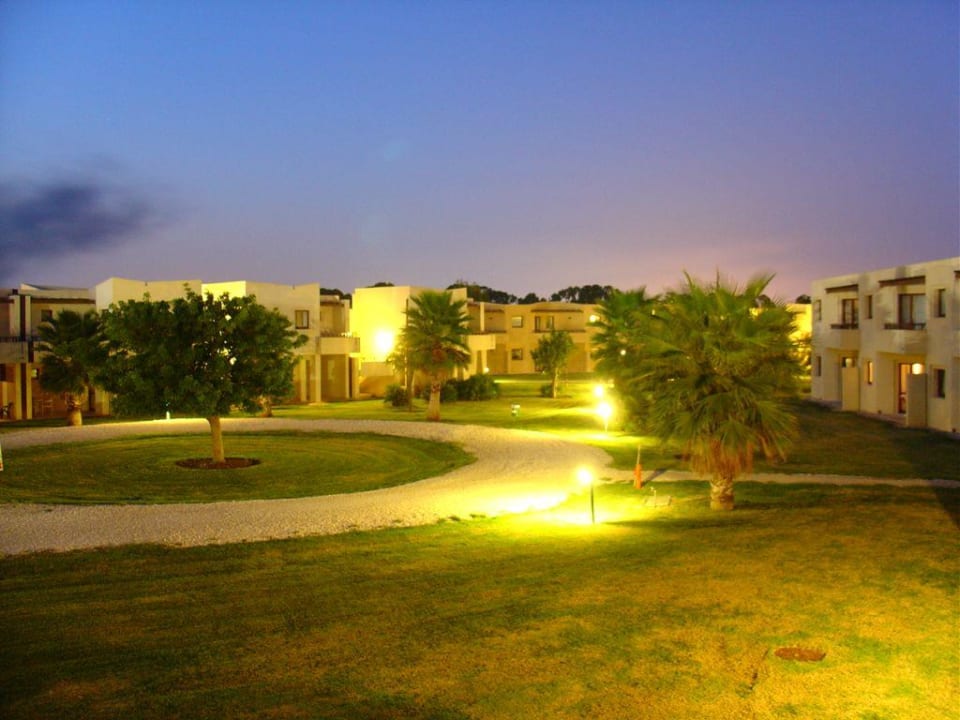 Anlage/ Blick vom Balkon am Abend VOI Arenella Resort