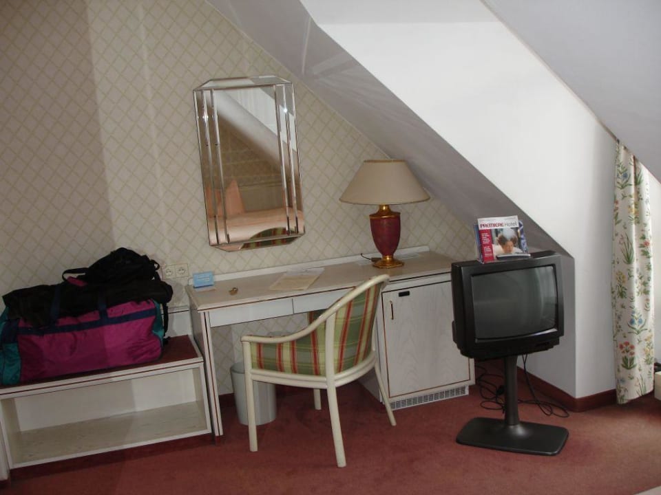 Blick auf Schreibtisch, TV, Kofferplatz, Minibar! Hotel SchreiberHof