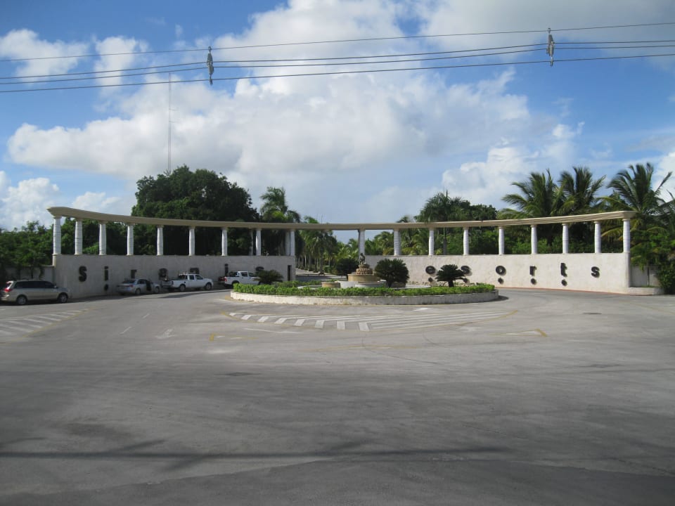 Einfahrt zum Hotel Grand Sirenis Punta Cana Resort & Aquagames