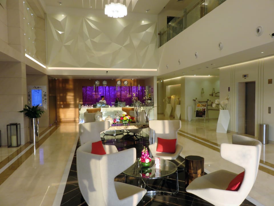 Lobby Royal Continental Hotel