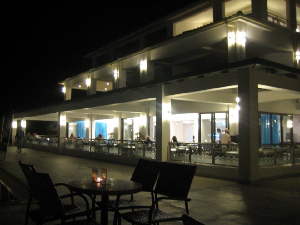 Haupthaus bei Nacht Hotel Lagomandra Beach