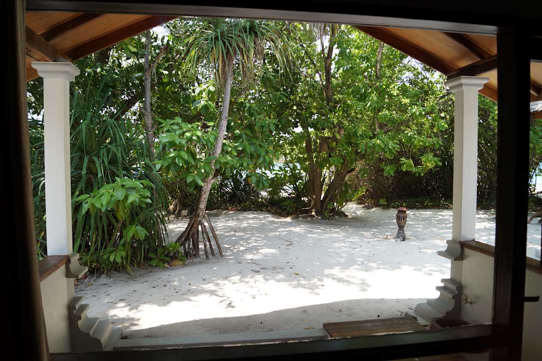 Ausblick vom Bungi Richtung Strand NH Collection Maldives Reethi Resort