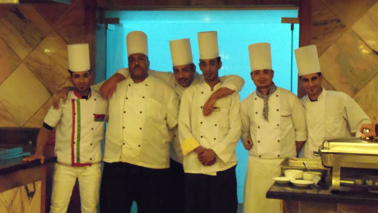 Einige der Koch Truppe Three Corners Happy Life Beach Resort