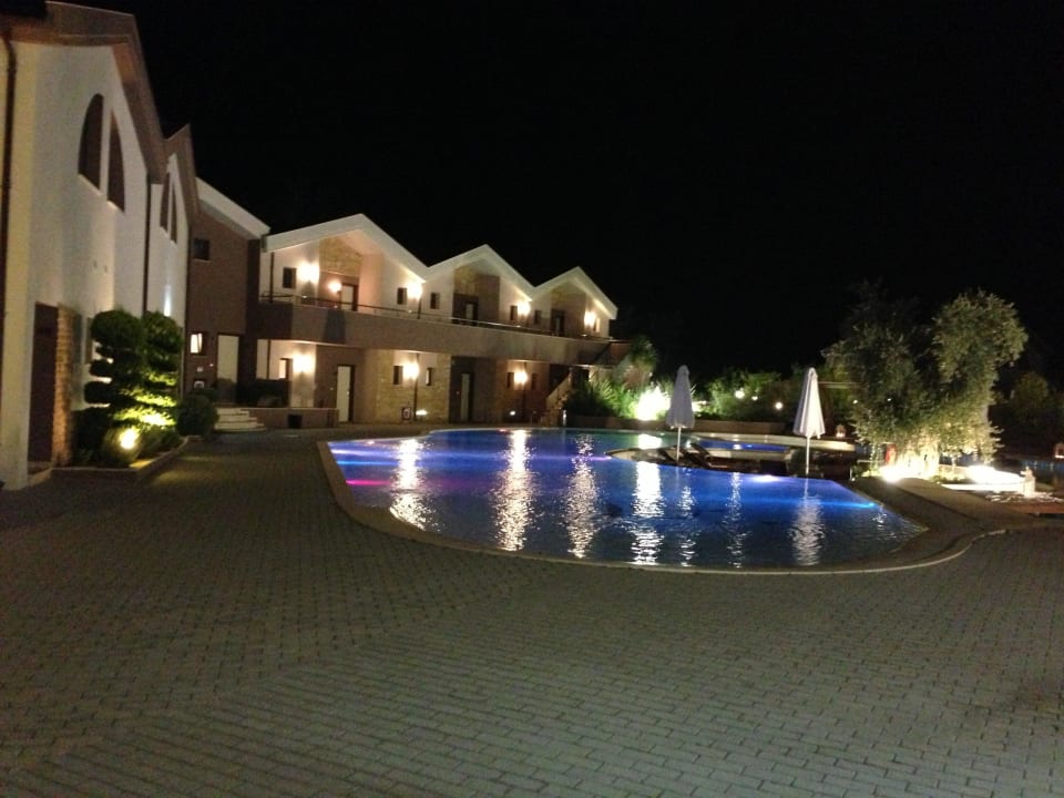 Hotel-Innenhof bei Nacht mit Poolanlage Alexandra Golden Boutique - Adults only