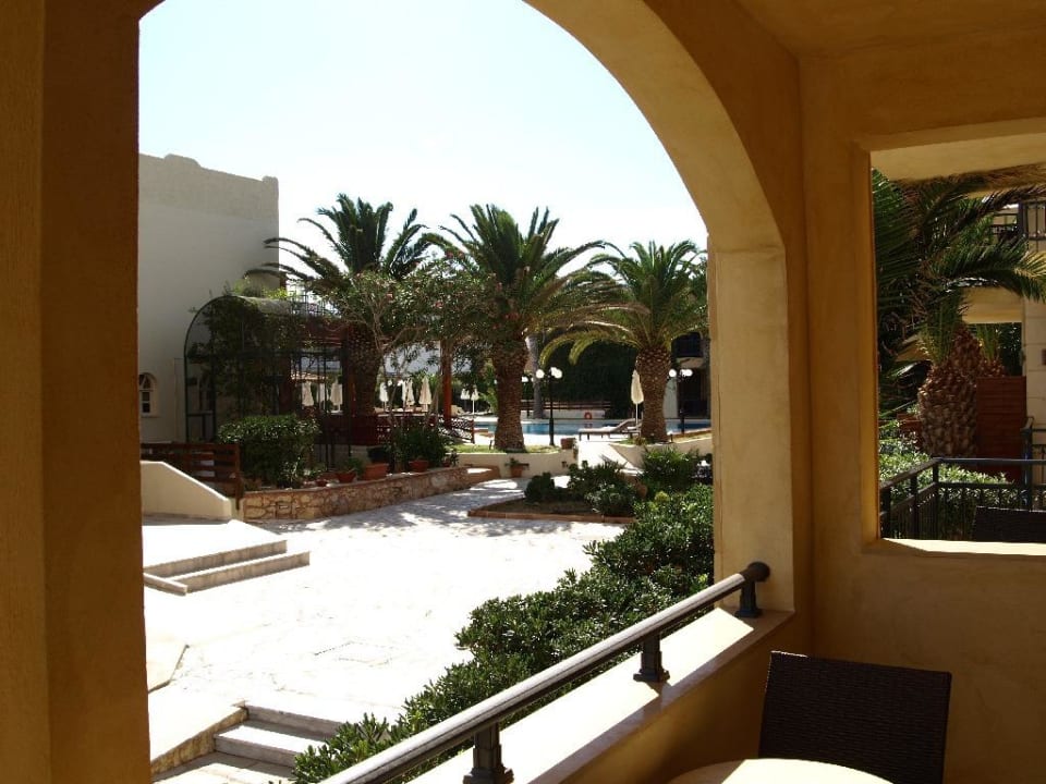 Blick Richtung Garten und Pool Hotel Atlantis Beach