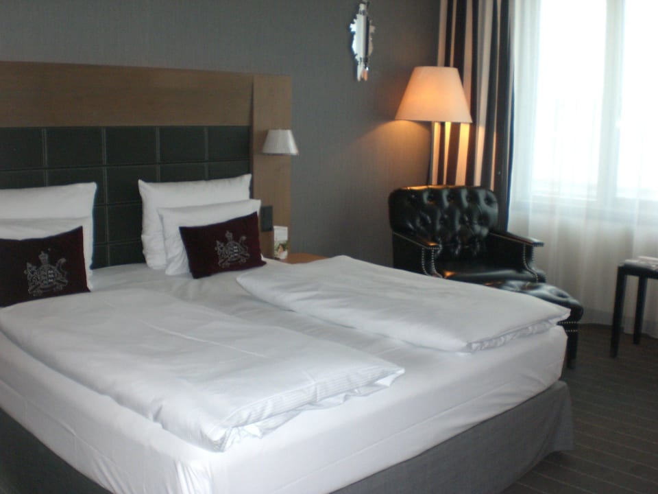 Großes Bett Mövenpick Hotel Stuttgart Airport