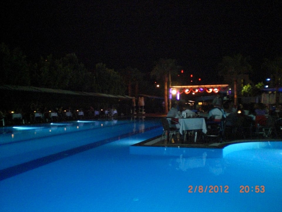 Pool bei Nacht  Hane Family Resort