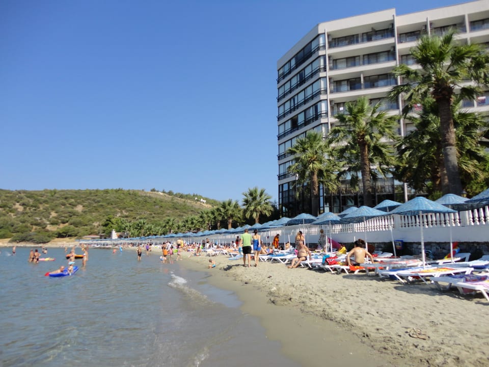 Plaża a w tle hotel Tusan Beach Resort