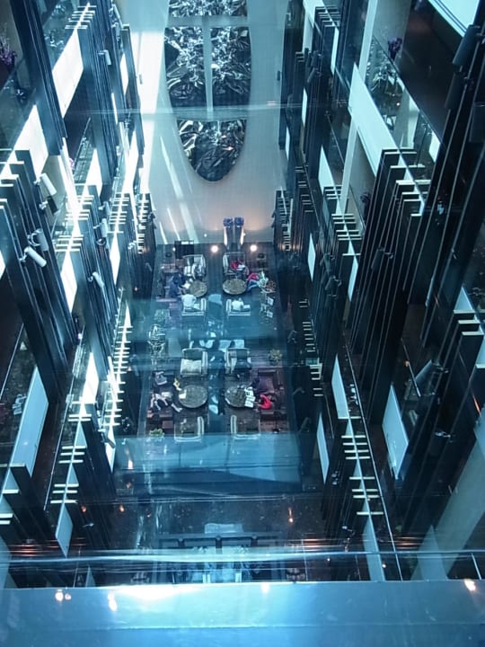 Empfangshalle aus dem Gläsernen Fahrstuhl The Canvas Hotel Dubai MGallery By Sofitel