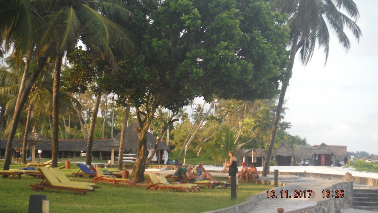 Liegewiese mit Stufen zum Strand Neptune Paradise Beach Resort & Spa