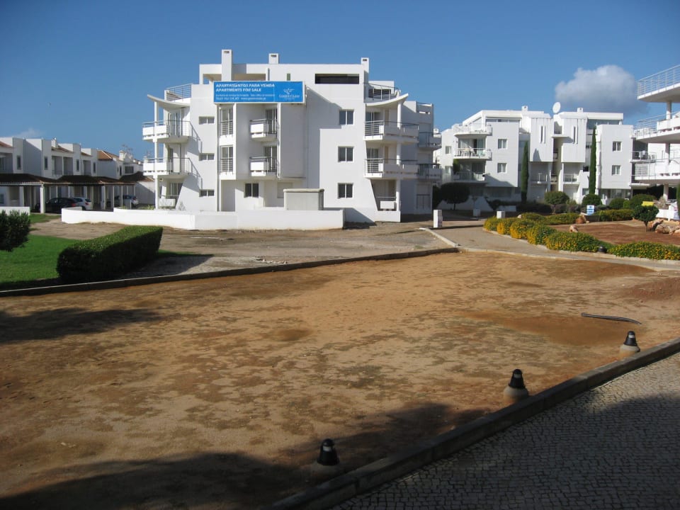 Unfertige, hässliche Außenanlagen Golden Club Cabanas