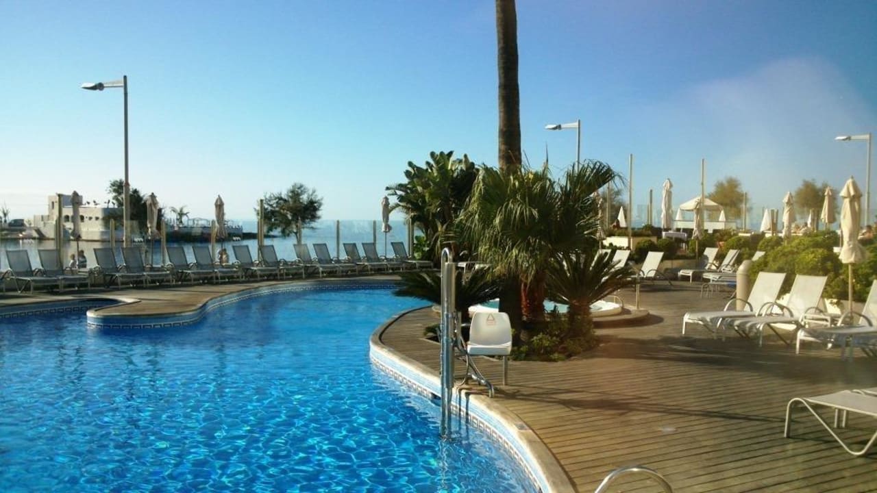 Blick über die Poolanlage zum Meer AluaSoul Palma