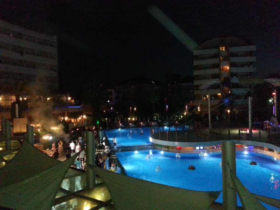 Poolanlage bei Dunkelheit Alaiye Resort & Spa