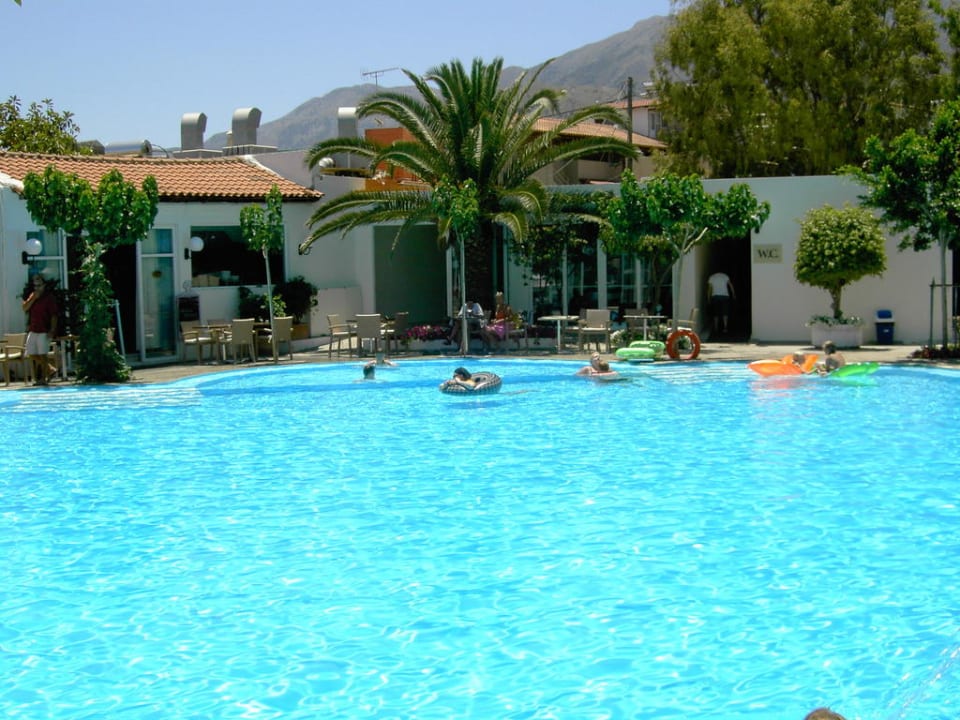 Pool Blick zum Restaurant Hotel Corissia Princess