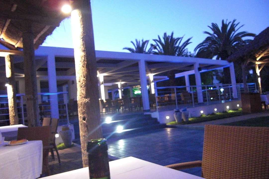 Beleuchtetes Strandrestaurant am Abend The Orangers Beach Resort and Bungalows