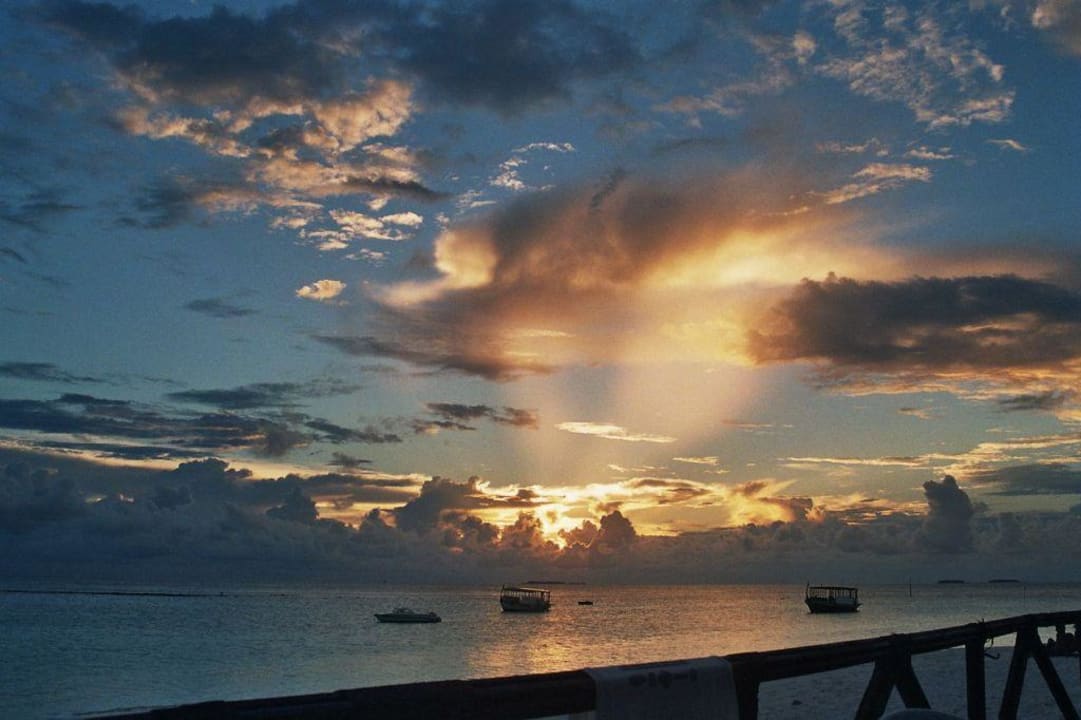 Sonnenuntergang mit Wolken Thulhagiri Island Resort
