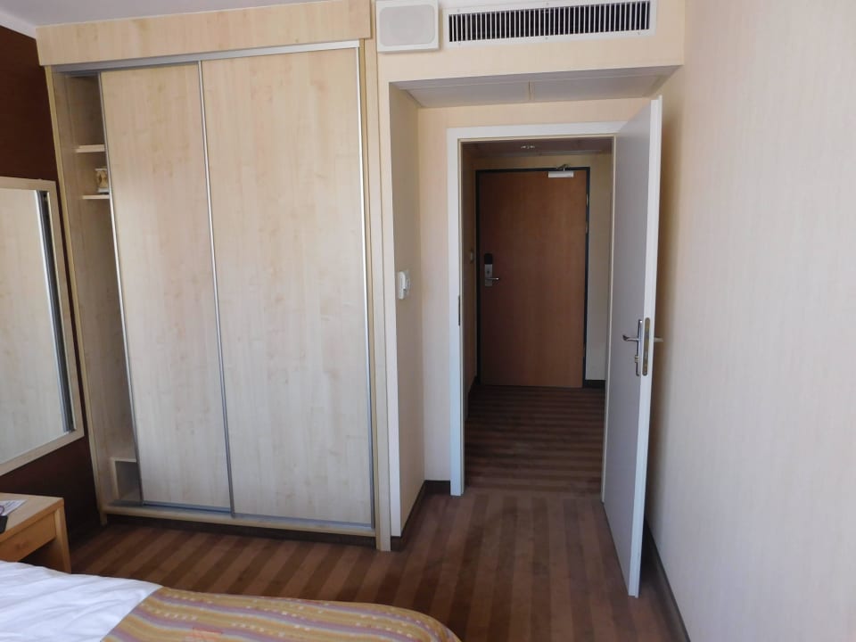 Widok z sypialni na korytarz Apartments Zgoda Warszawa by DeSilva