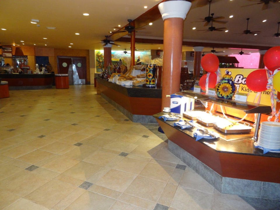 Grosszügiges Buffet Barceló Maya Caribe