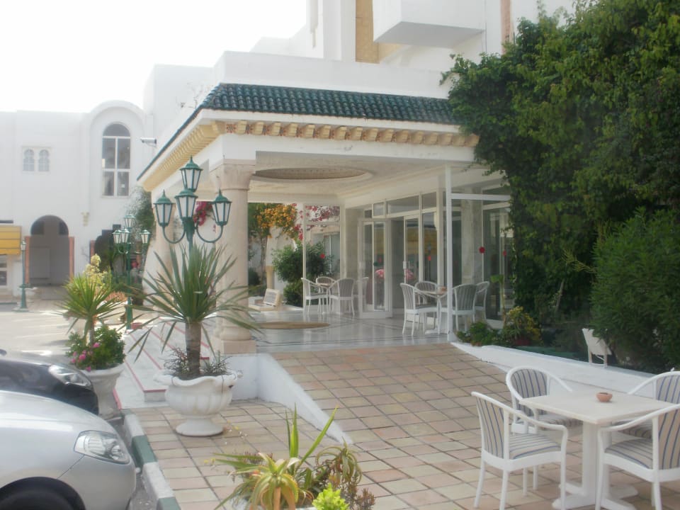 Einfahrt Hotel Nesrine