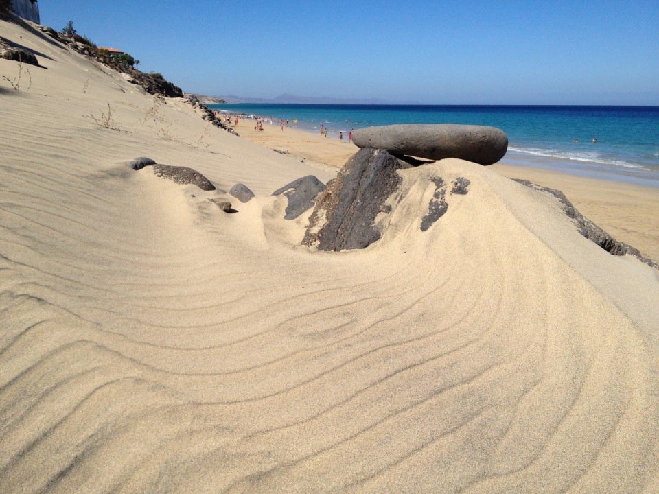 Ein Kunstwerk aus Sand vom Wind geschaffen. Club Jandia Princess