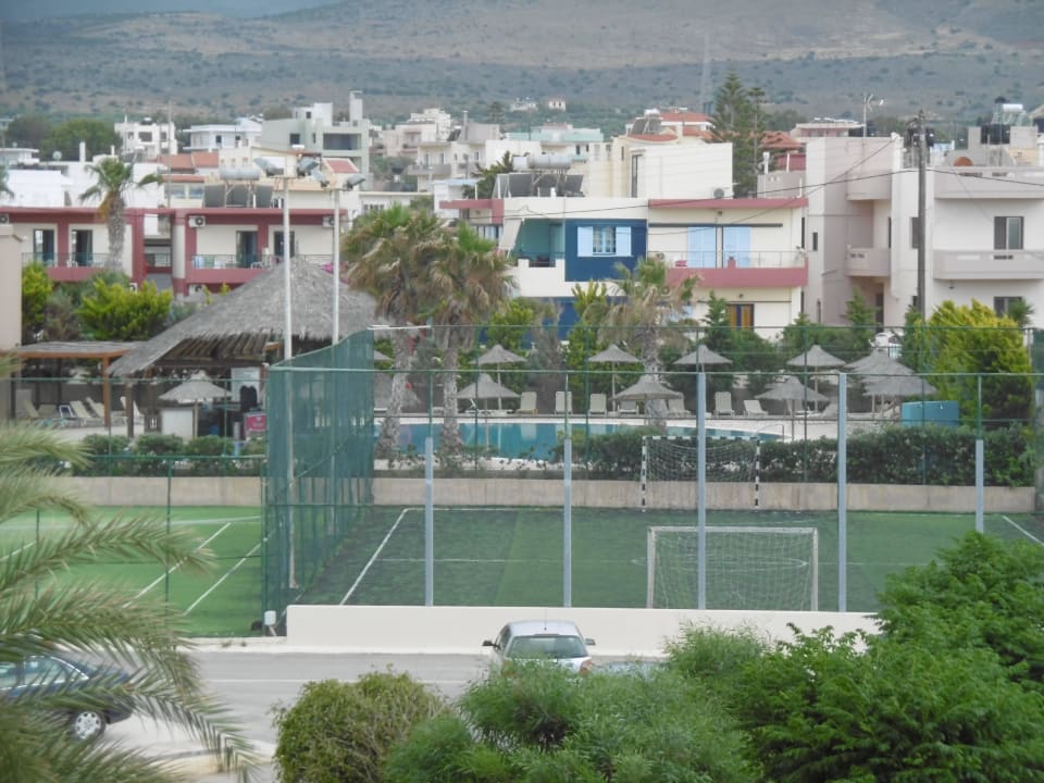 Fussball,  Tennis und dahinter der Kinderpool Hotel Aphrodite Beach Club