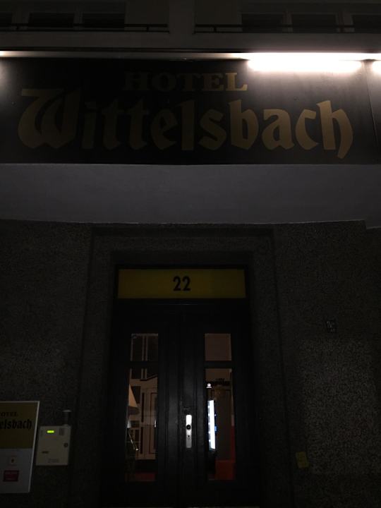 Tür zum Eingang Hotel Wittelsbach am Kurfürstendamm