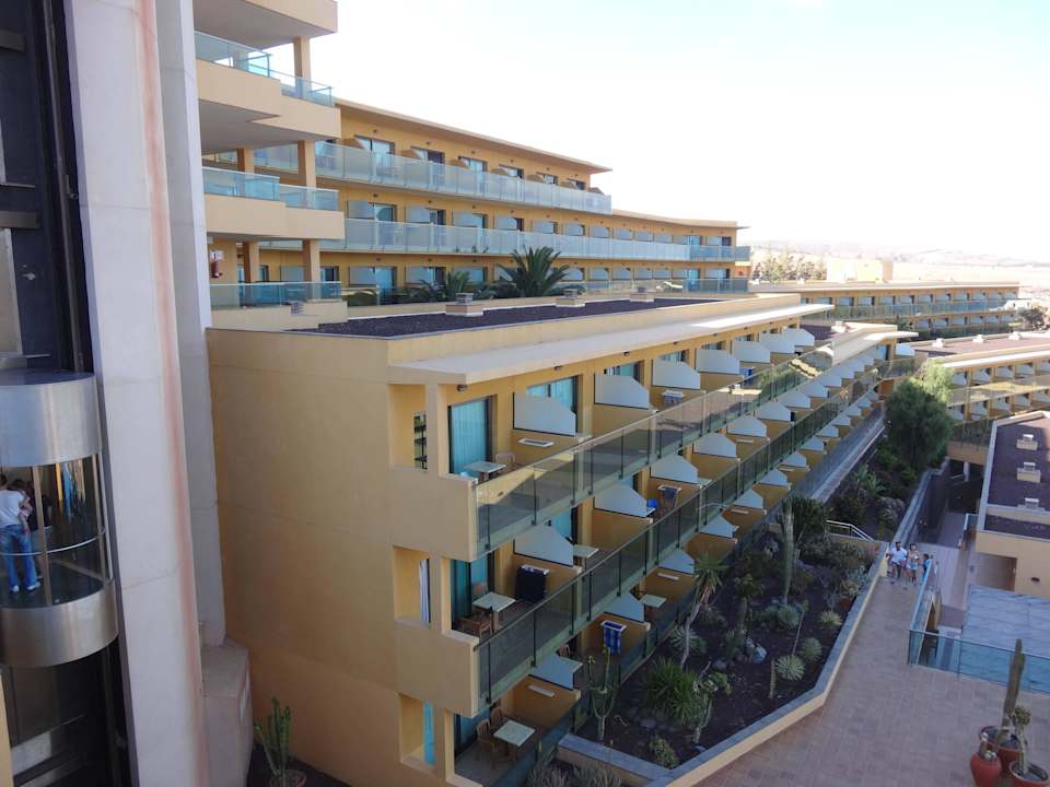 Gläserner Fahrstuhl und Doppelzimmerflügel SBH Club Paraiso Playa