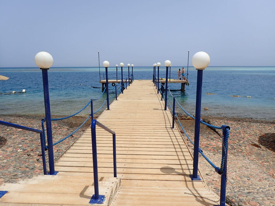 Mały pomost z plaży Sea Star Beau Rivage