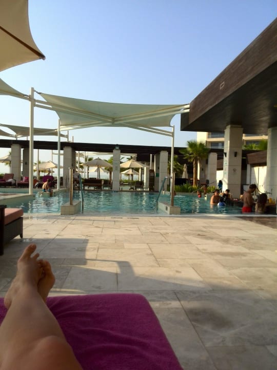 Blick auf Poolbar Crowne Plaza Hotel Yas Island