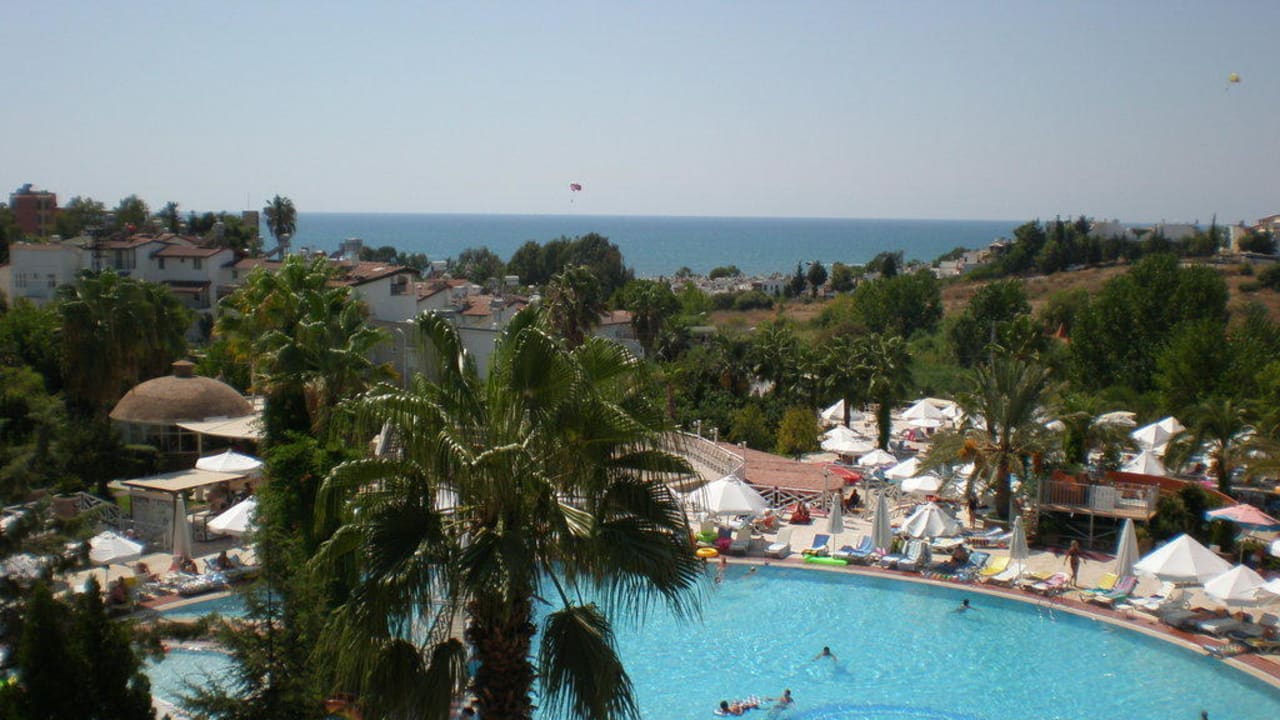 Bliock auf Pool und Meer Seaden Corolla Hotel