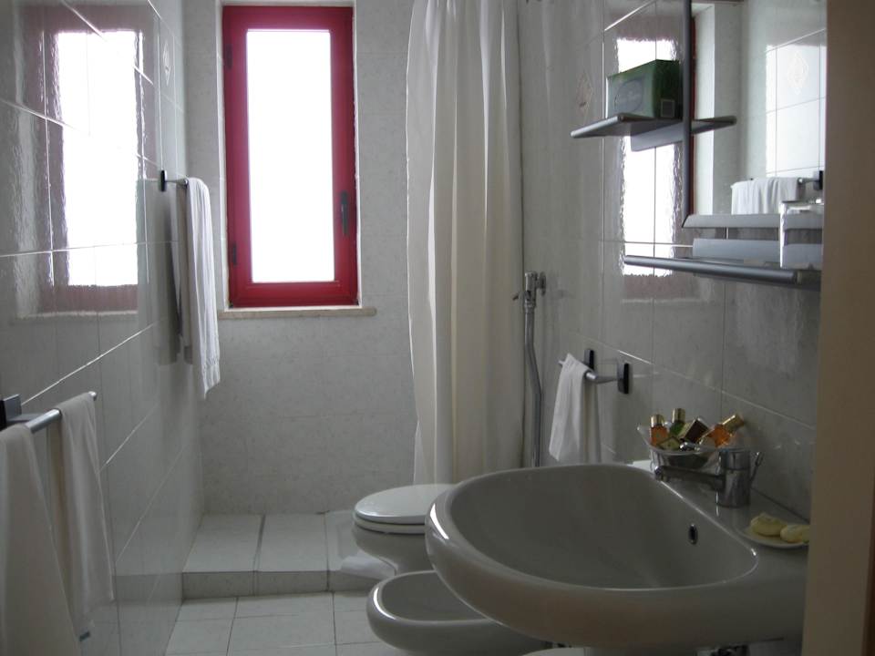 Badezimmer mit Dusche Grandhotel Miramare