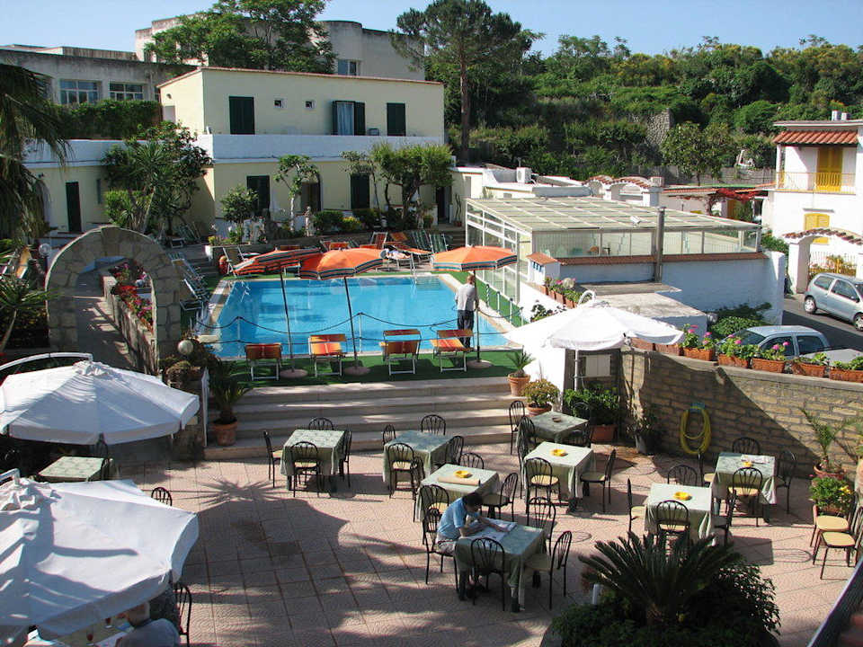 Blick zum Pool vom Haupthaus Hotel Villa Hibiscus