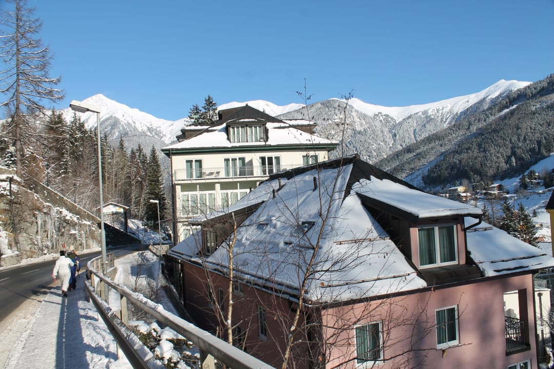 Blick auf Parkvilla & Alpenhof vom Hotel Bellevu MONDI Hotel Bellevue Gastein