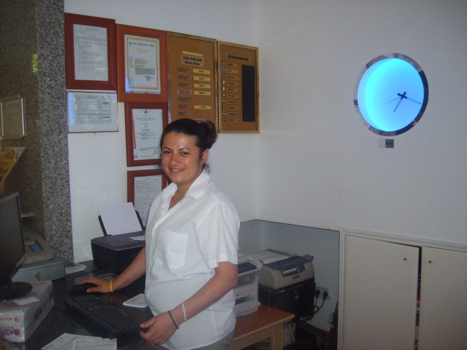 Очень приятная девушка на рецепшене Holiday Park Resort