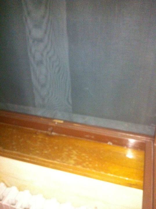 Desolate Fliegengitter am einzigen Fenster Country House Bosco Lazzeroni