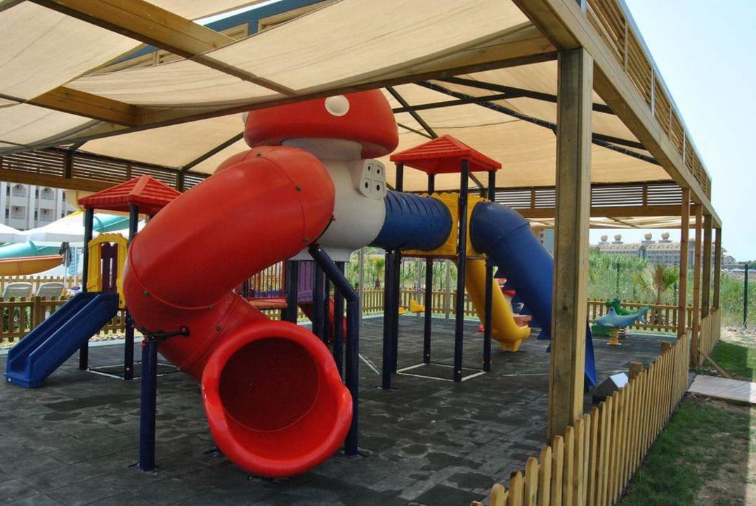 Überdachter Kinderspielplatz Calimera Hane Garden