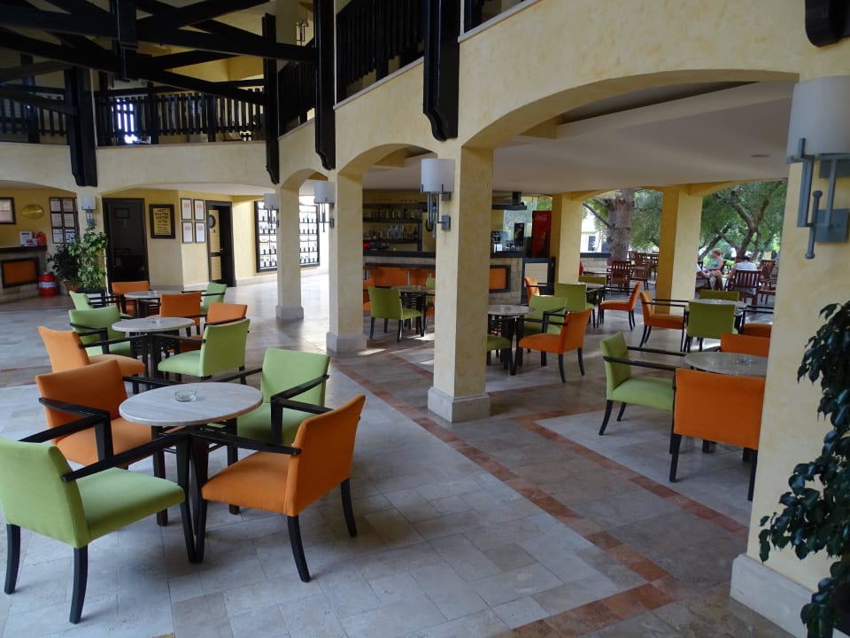 Auch bei der Lobby gab es eine Bar Melas Holiday Village