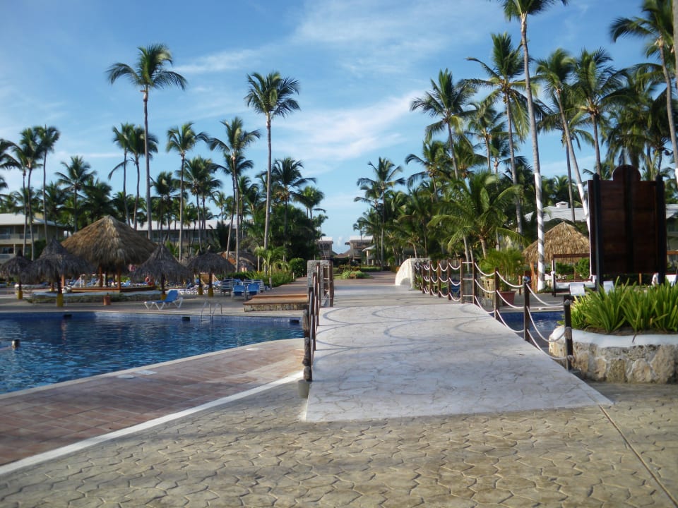 Übergang vonm Poolbereich zur Gartenanlage Grand Sirenis Punta Cana Resort & Aquagames
