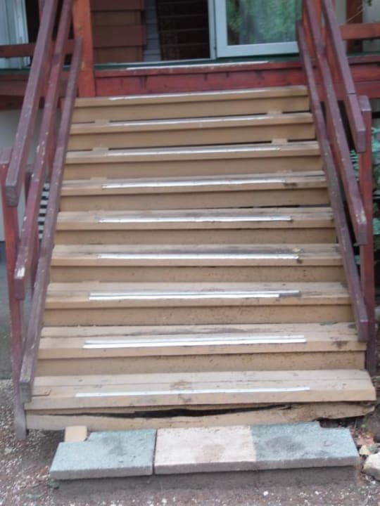 Stiege Haupteingang kurz vor Zusammenbruch Hotel Kiss Family