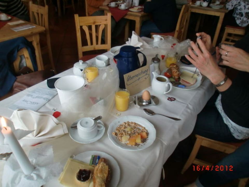 Liebevoll gedeckter Tisch zum Geburtstag Hotel Ahornhof