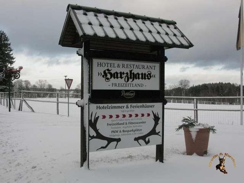 Wegweiser zum Hotel an der Hauptstraße Hotel Harzhaus