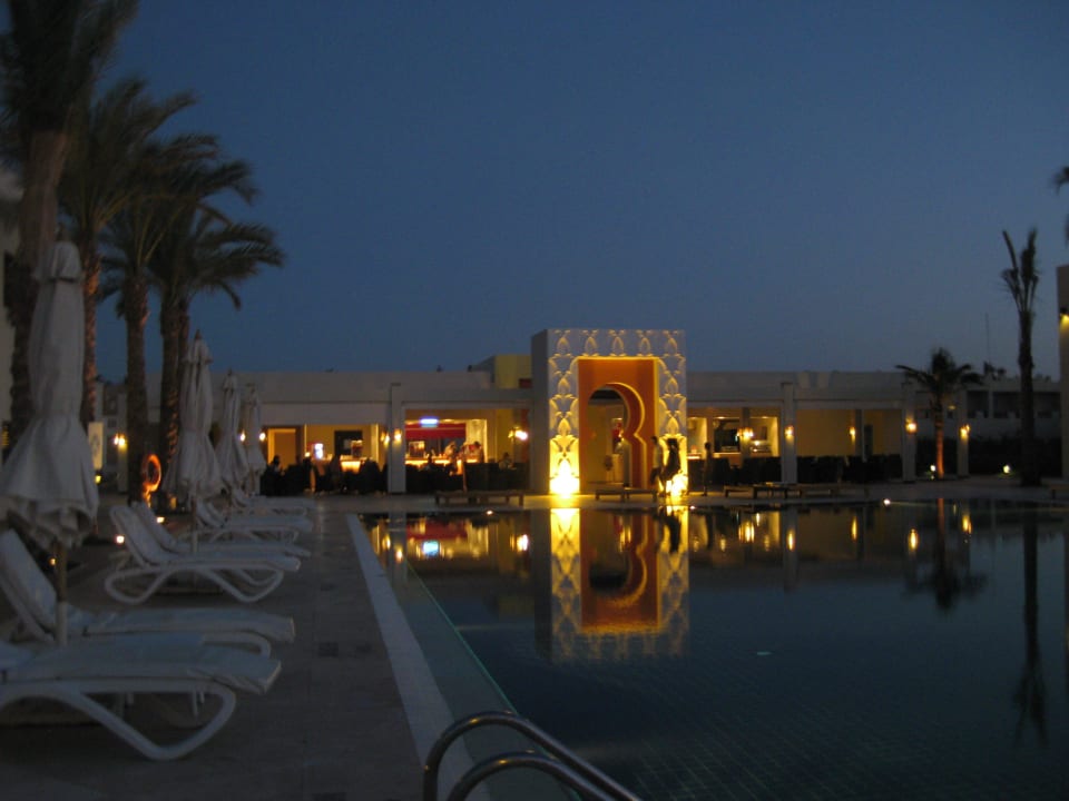 Bei Nacht SENTIDO Reef Oasis Resort