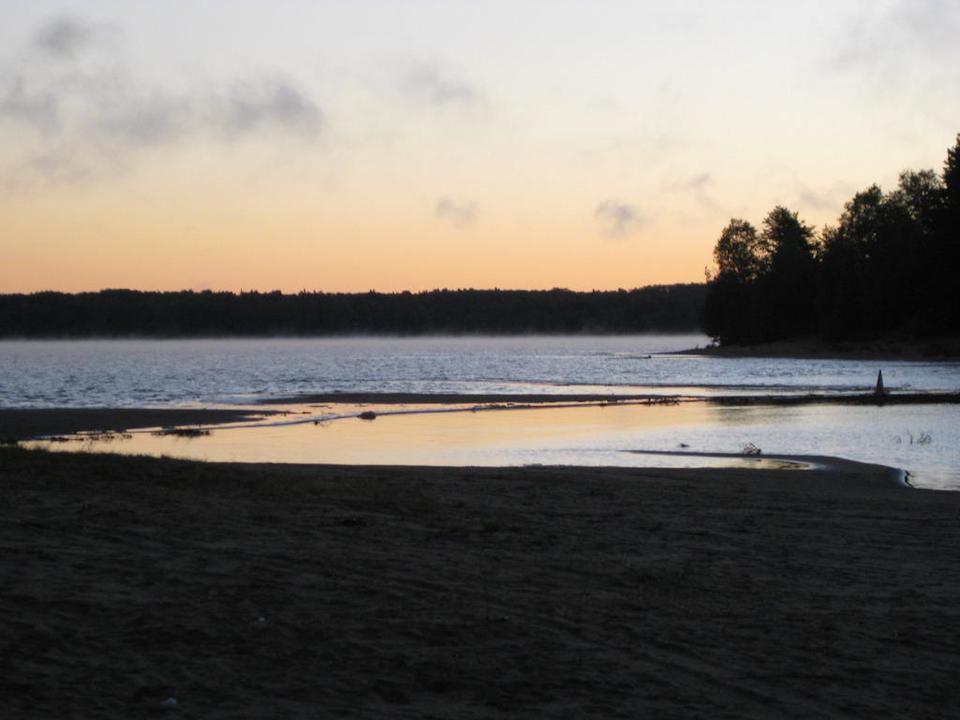 Strand bei Sonnenaufgang Auberge Du Lac Taureau