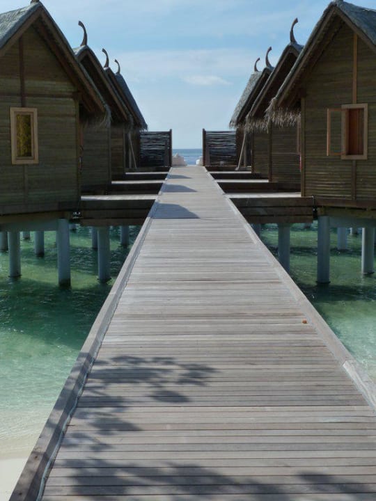 Weg zu den einzelnen Spa-Villen mit Glasboden Constance Moofushi Maldives