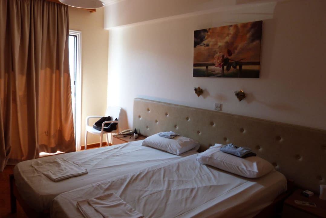 Bett Hotel Chrystalla