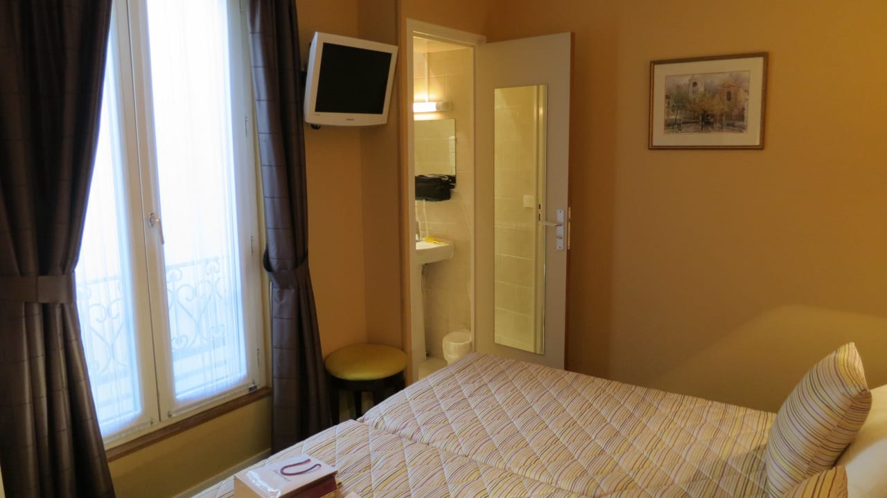 Fenster in den Innenhof Hotel des Arts Montmatre