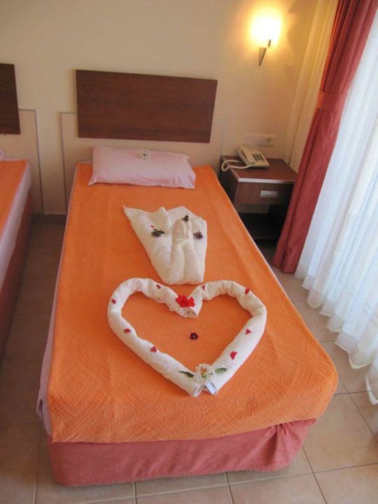 Jeden Tag  wurde das Bett neu gestaltet Sayanora Hotel